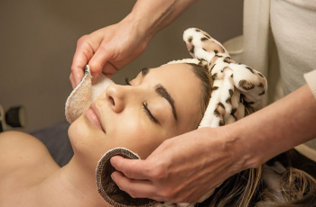 Expert Skincare Tips to Remove Makeup Completely and Protect Your Skin Expert Skincare Tips to Remove Makeup Completely and Protect Your Skin